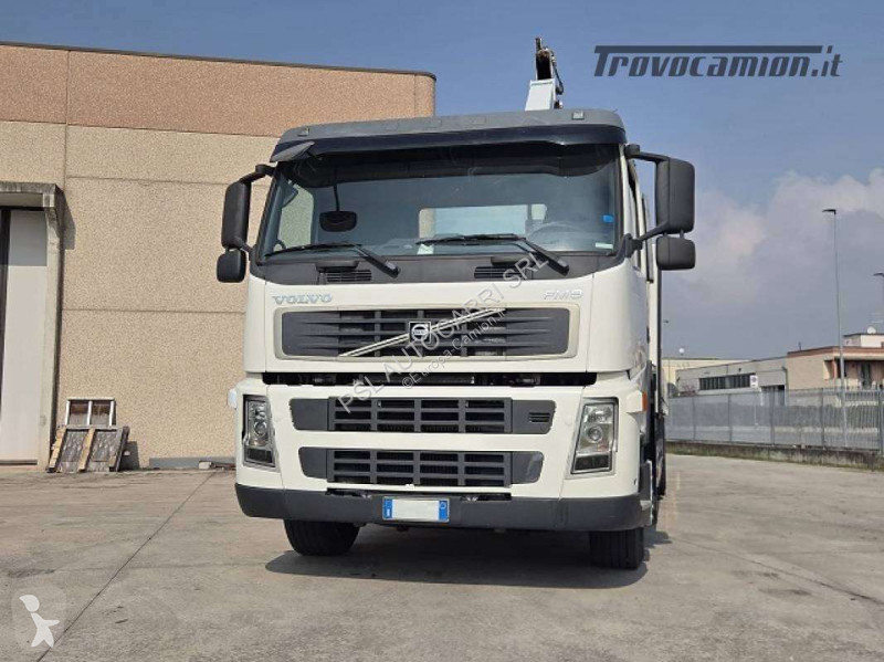 شاحنة Volvo con gru