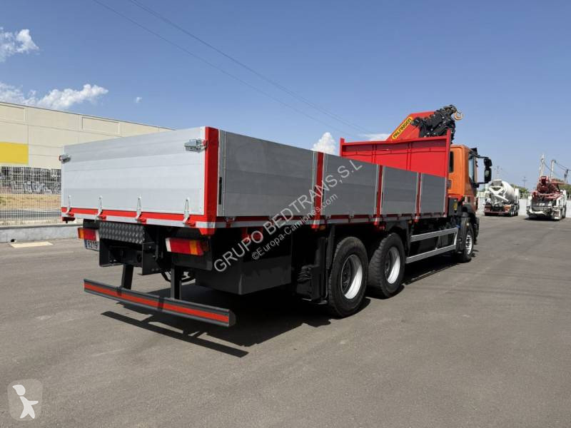 شاحنة Iveco Con pluma