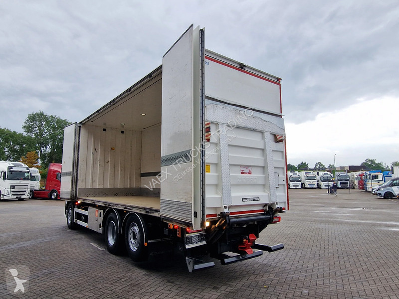 Kamion Volvo 420 Globetrotter 6x2 - Box with...
