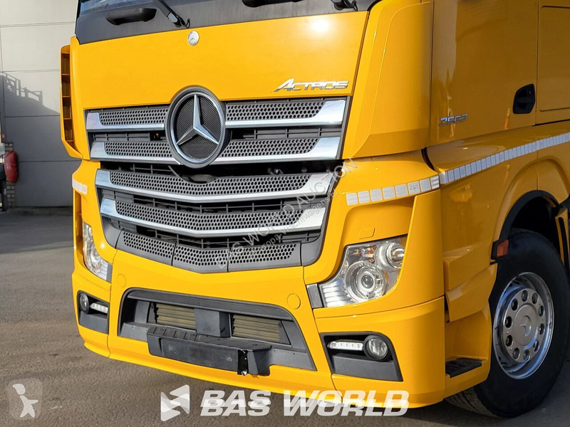 Грузовик Mercedes 2563