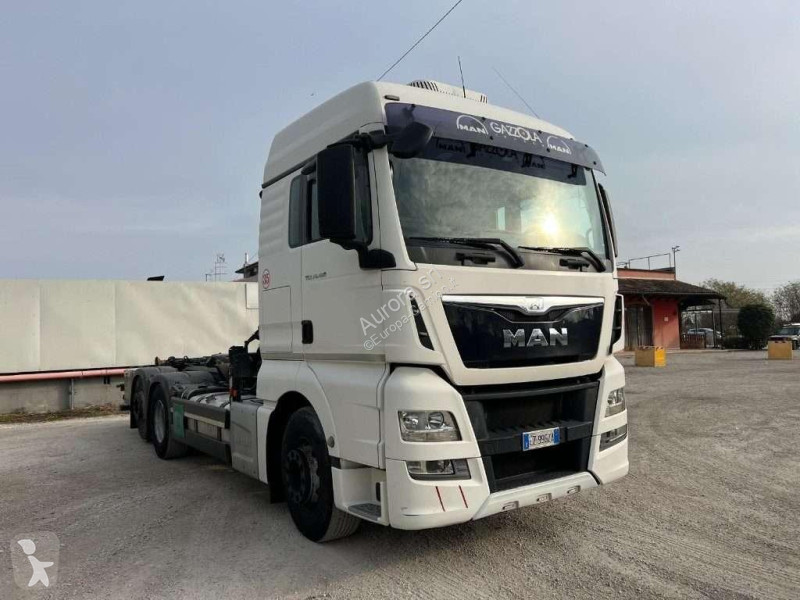 Camion MAN TGX SCARRABILE CON GRU DIETRO CABINA