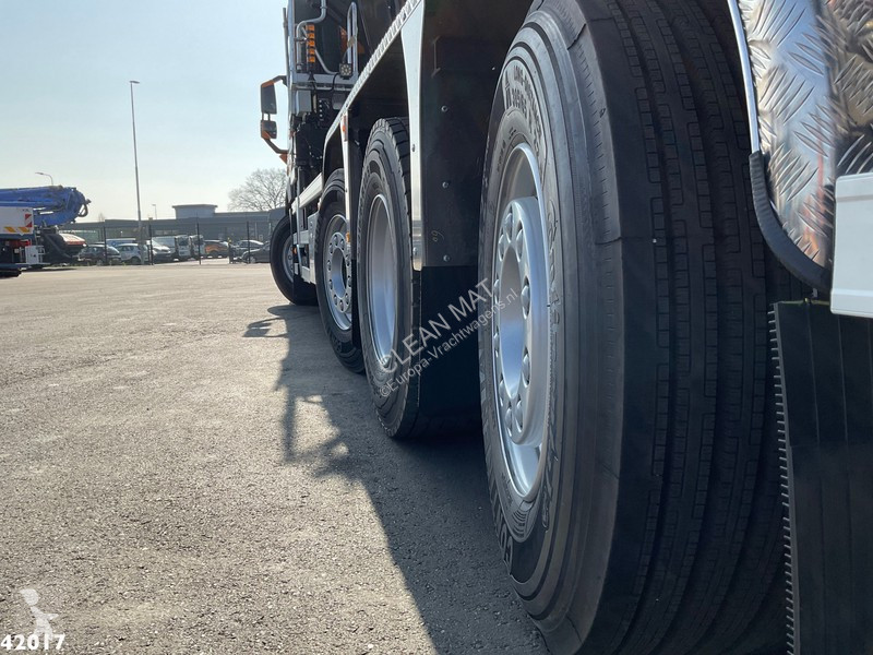 Camion Volvo 420 8x2 HMF 28 Tonmeter laadkraan