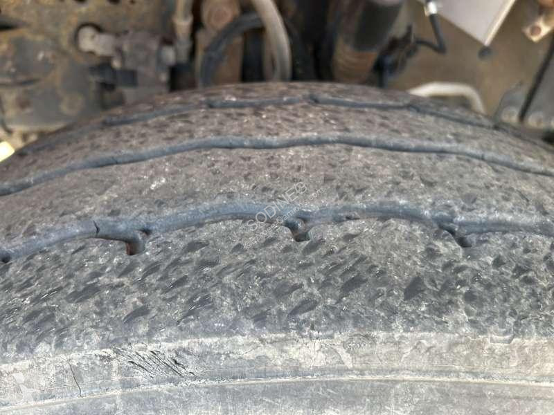 Kamion Renault  Grue HMF