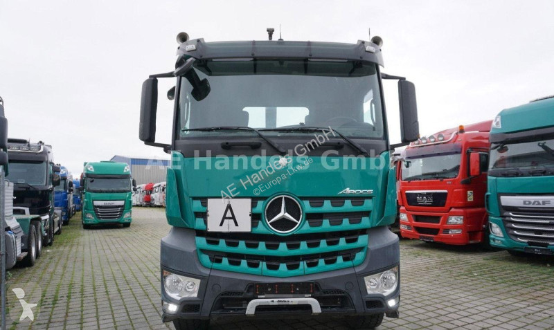 Vrachtwagen Mercedes 3348