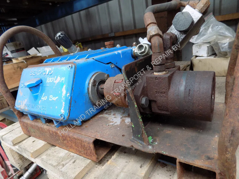 Kamion  hoge drukpomp[ -high pressure pump