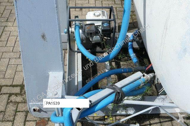 Vrachtwagen  Tankaufbau mit Pumpe. 10m³. 3 Kammern