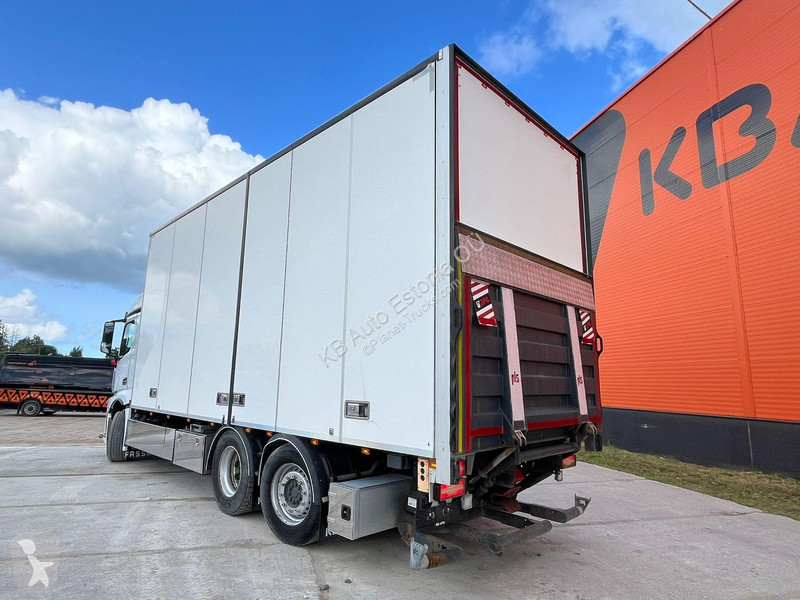 Camion Mercedes 6x2*4 BOX L=7401mm