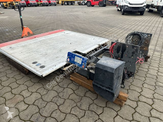 Kamion Iveco  Koffer 8,80 m + Ladebordwand 1,5t