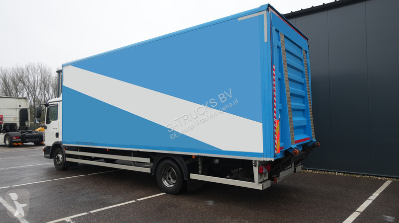 شاحنة MAN 12.220 closed box truck