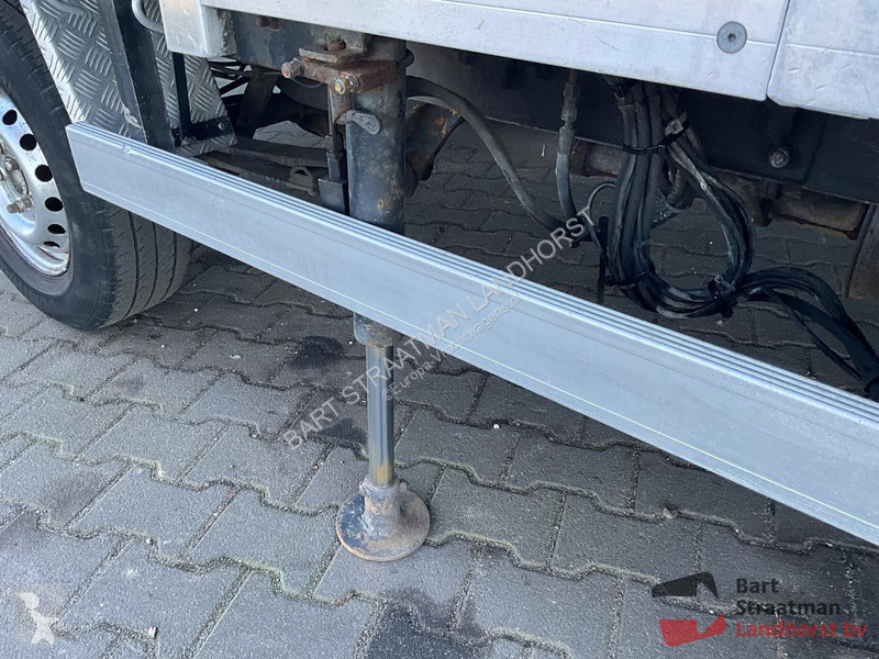 Lastbil Volkswagen open laadbak met HMF 152T2...