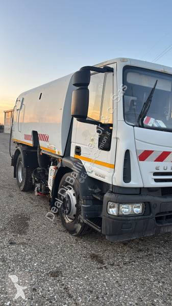 آلة لصيانة الطرق Iveco