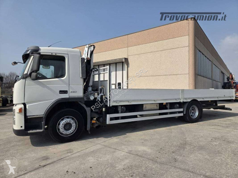 شاحنة Volvo con gru