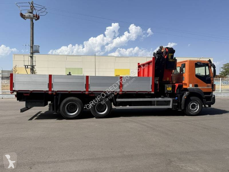 شاحنة Iveco Con pluma