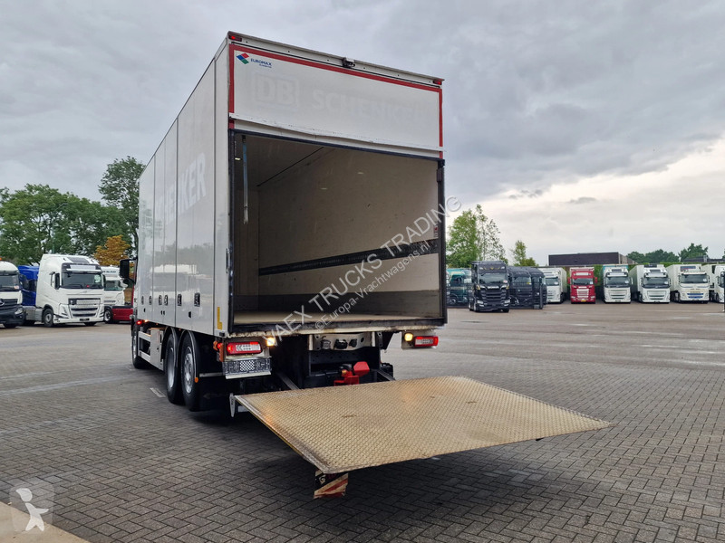 Kamion Volvo 420 Globetrotter 6x2 - Box with...