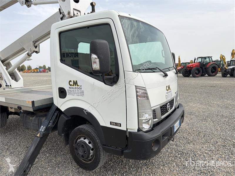 Camión Nissan NT400