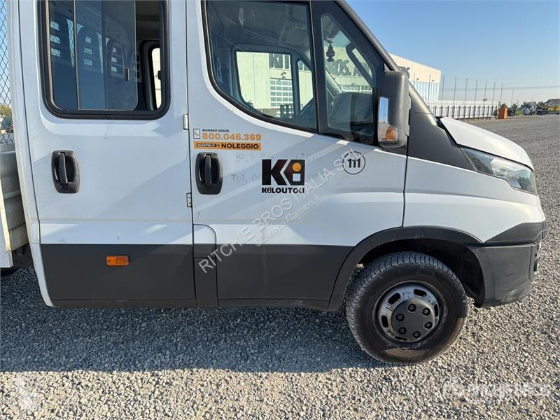 Furgoneta Iveco 35C17 Crew Cab Flatbed Truck