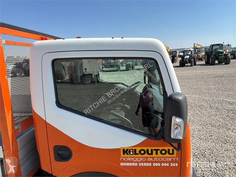 Furgoneta Nissan Flatbed Truck