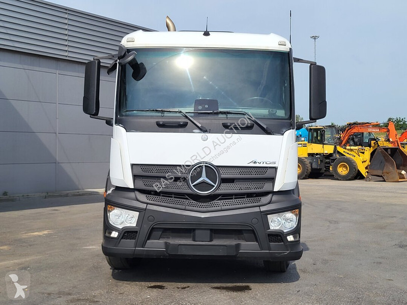 Teherautó Mercedes 2543