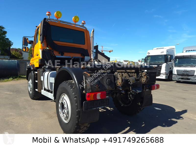 Грузовик Unimog...