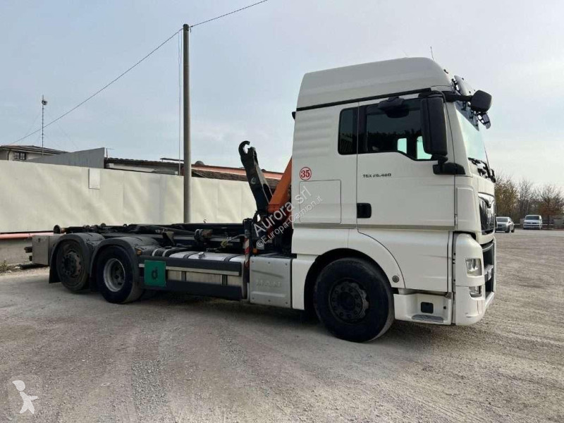 Camion MAN TGX SCARRABILE CON GRU DIETRO CABINA