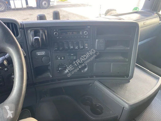 Teherautó Scania 450 N331 6x2 met pluimveeopbouw