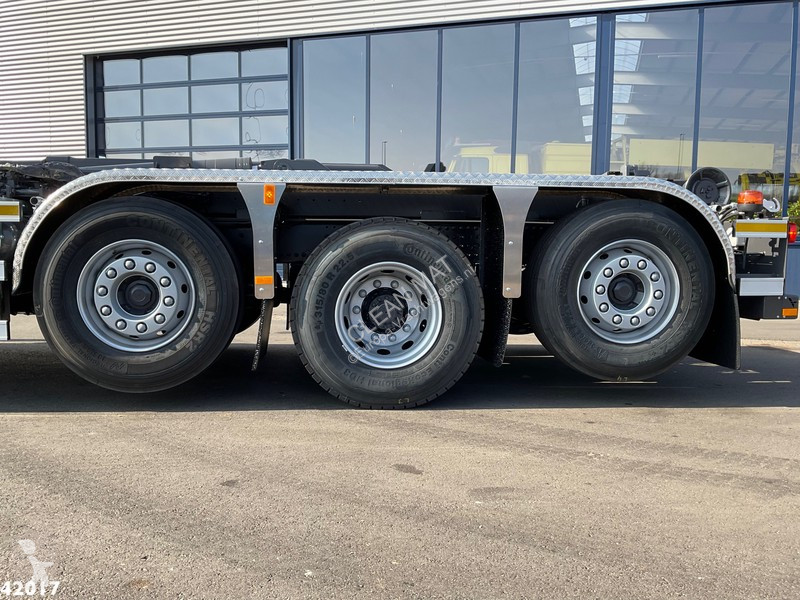 Camion Volvo 420 8x2 HMF 28 Tonmeter laadkraan