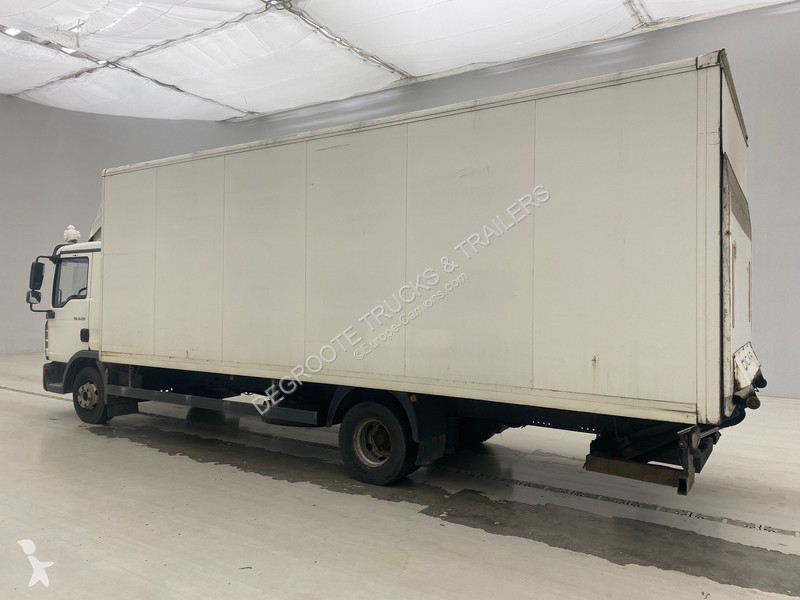 Vrachtwagen MAN 12.210