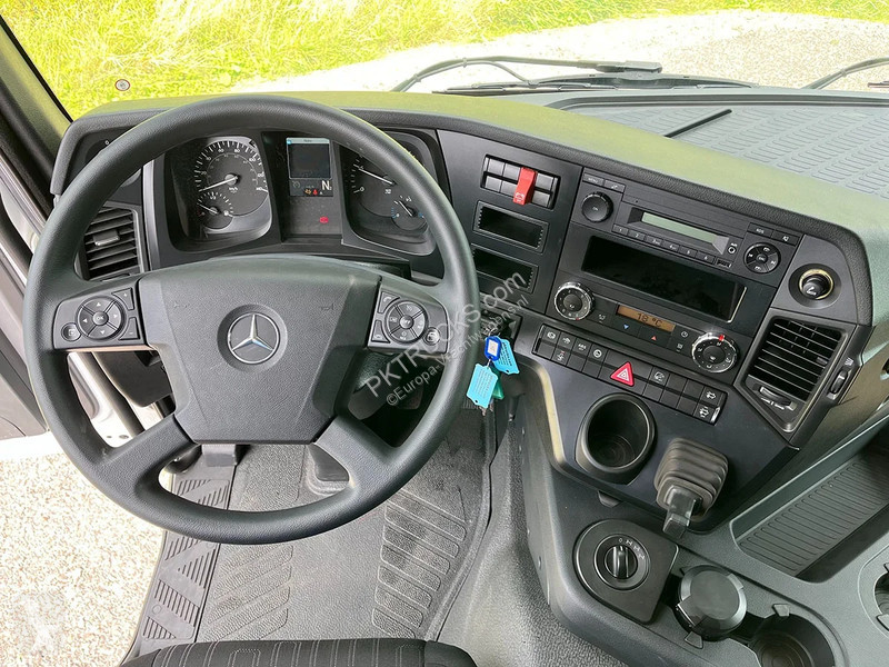 شاحنة Mercedes 2033-A Chassis Cabin (2 units)