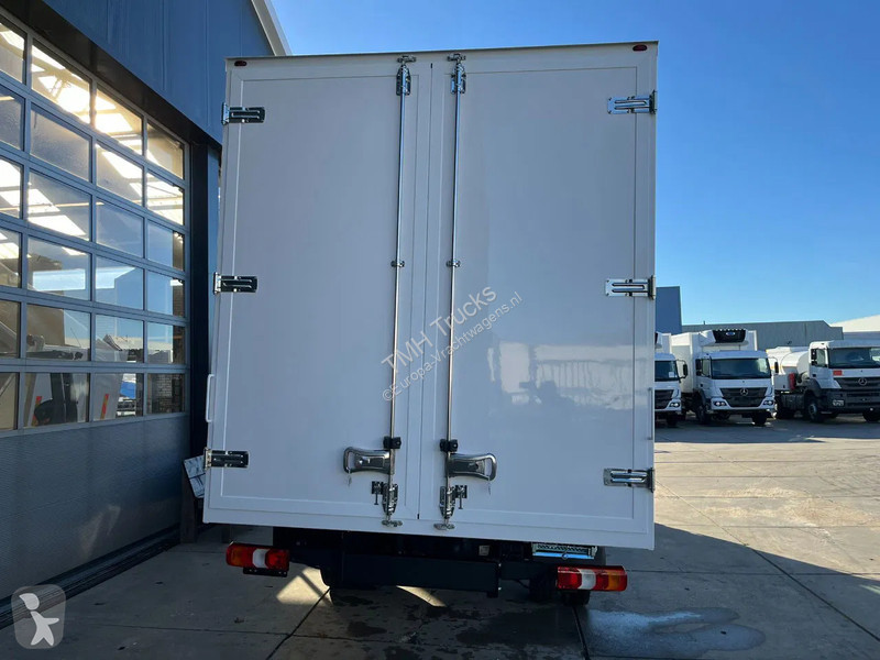Lastbil Mercedes Accelo 915 4x2 Closed Cargo Truck