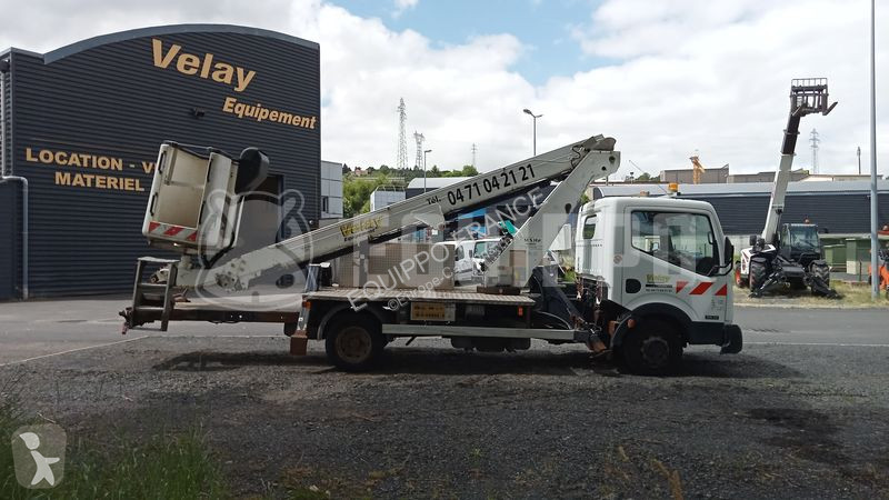 Véhicule utilitaire Nissan 35.12 with Isoli...