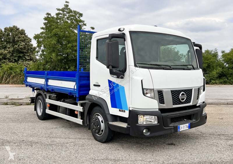 شاحنة Nissan 75-18