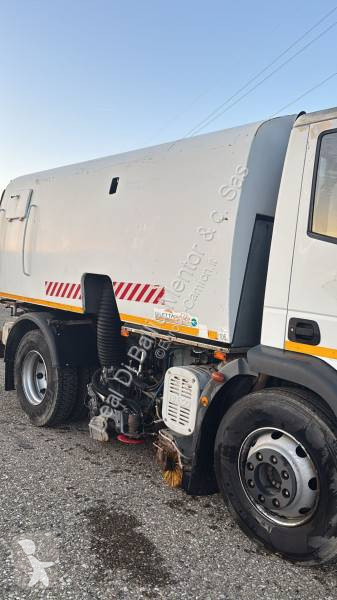 آلة لصيانة الطرق Iveco