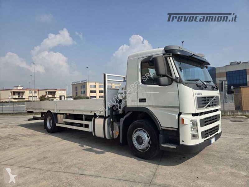 شاحنة Volvo con gru