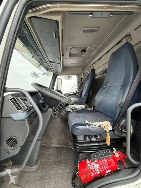 شاحنة Volvo 300 6x2