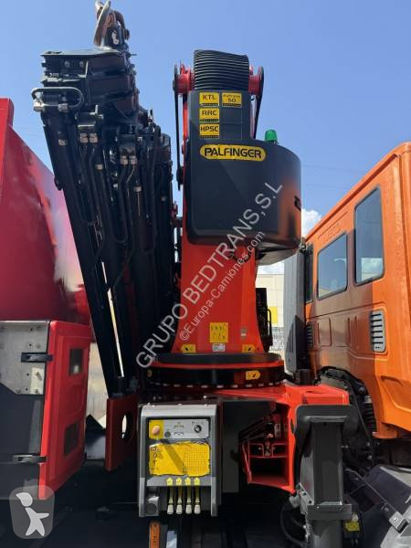 شاحنة Iveco Con pluma