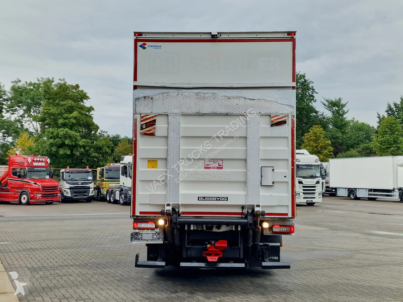 Kamion Volvo 420 Globetrotter 6x2 - Box with...