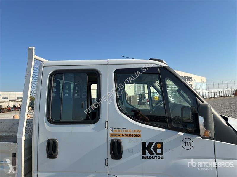 Furgoneta Iveco 35C17 Crew Cab Flatbed Truck