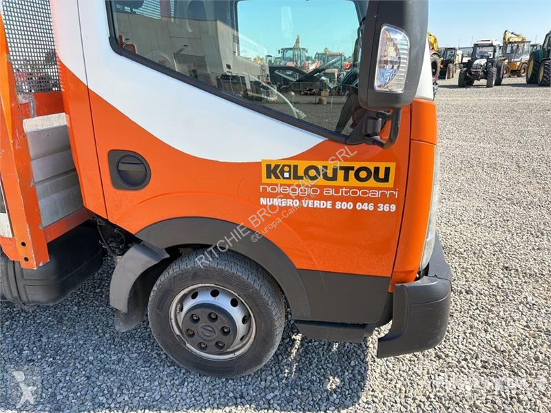 Furgoneta Nissan Flatbed Truck