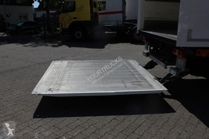 Kamion Mercedes 1523 Koffe 6,7m LBW Seitentür...