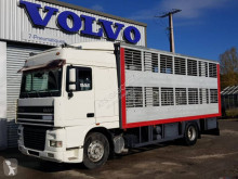 Kamion s návěsem přívěs pro přepravu dobytka DAF XF95
