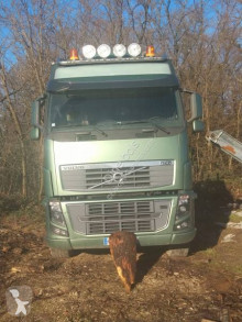 Kamion s návěsem vůz na klády Volvo FH16 750