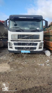 Ciężarówka z przyczepą cysterna Volvo FM