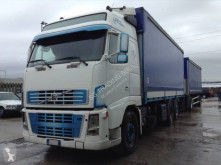 Vrachtwagen met aanhanger met huifzeil Volvo