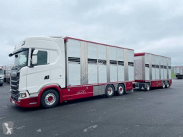 Kamion s návěsem přívěs pro přepravu dobytka Scania