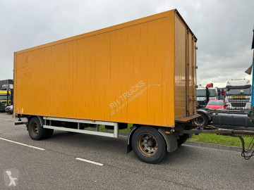 Vrachtwagen met aanhanger bakwagen