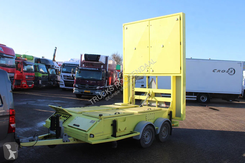 Vrachtwagen met aanhanger  screen projector...