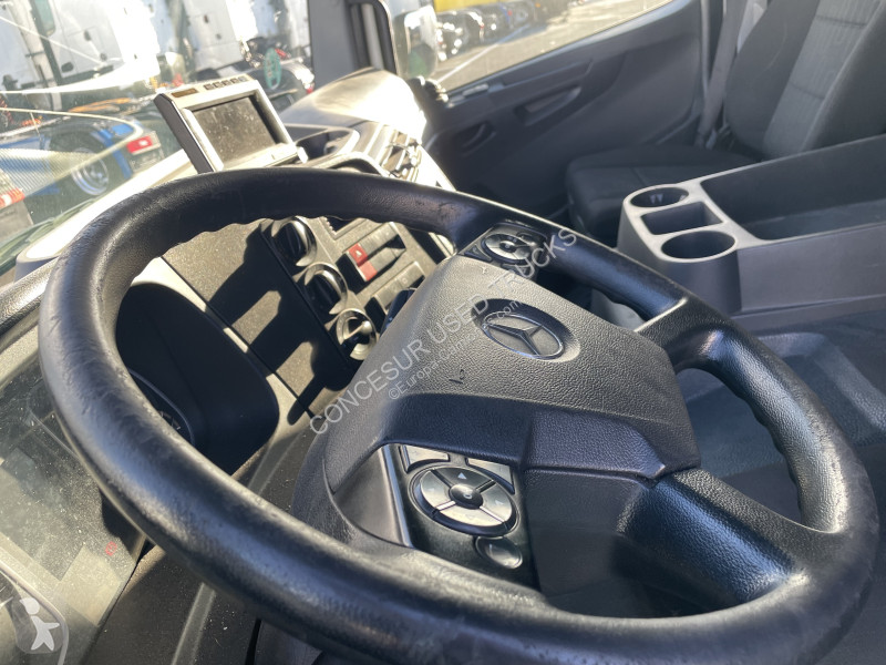 شاحنة مقطورة Mercedes  1021