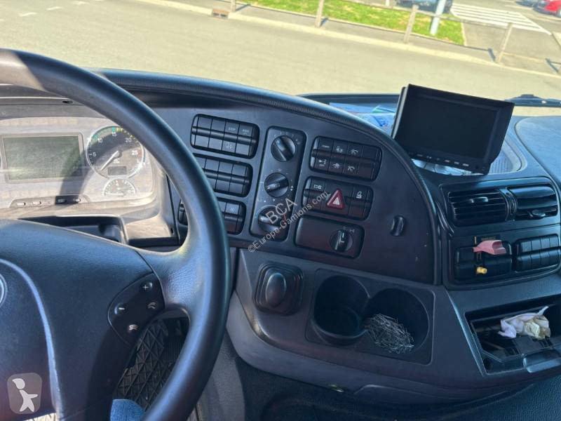 Kamion s návěsem Mercedes