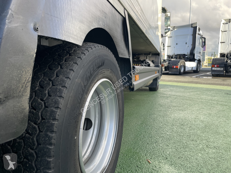شاحنة مقطورة Mercedes  1021