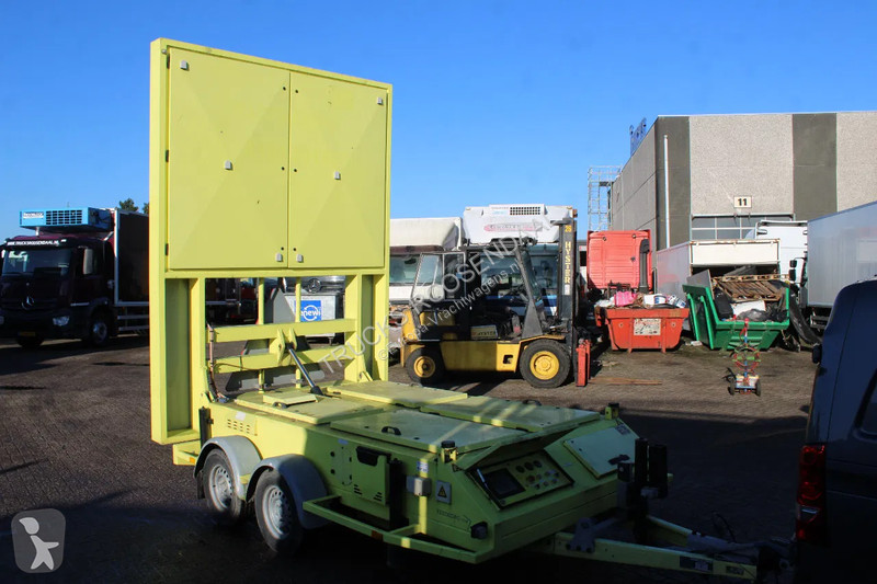 Vrachtwagen met aanhanger  screen projector...
